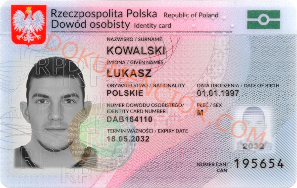 Tak prezentuje się Polski Dowód Osobisty Kolekcjonerski w wersji 2019, widziany od przodu
